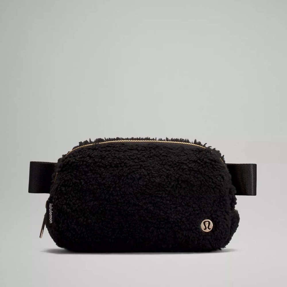 Lululemon wear everywhere belt bag black Sherpa